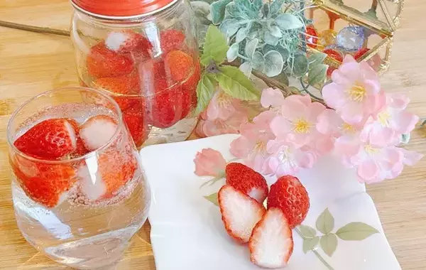 普通に食べるのはもったいない！　漬け込むだけでOK、イチゴの新しい食べ方が？