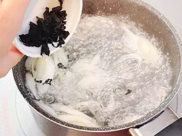 見た目は味噌汁のカレー？　ご飯にかけたら「家族のおかわりコールが止まらない」