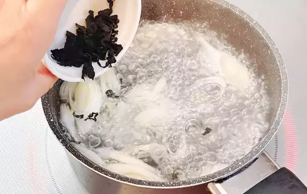 見た目は味噌汁のカレー？　ご飯にかけたら「家族のおかわりコールが止まらない」