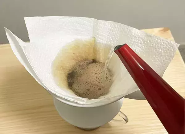 コーヒーフィルターを切らしても大丈夫　家にある『キッチンタオル』を折って広げれば代用できる？