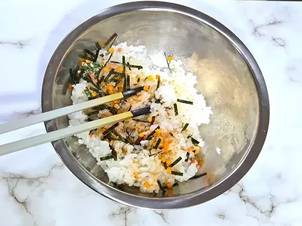 5分で完成する、永谷園のおにぎりレシピ　材料２つでできる作り方に「弁当にぴったり」