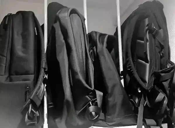 クローゼットがパンパン…　100均の「つっぱり棒」で激変した収納術【活用法3選】