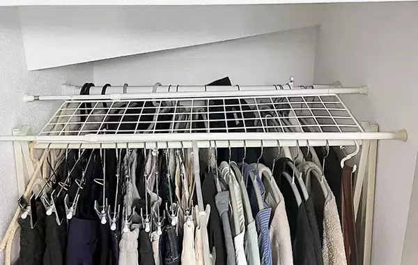 クローゼットがパンパン…　100均の「つっぱり棒」で激変した収納術【活用法3選】