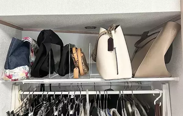 クローゼットがパンパン…　100均の「つっぱり棒」で激変した収納術【活用法3選】