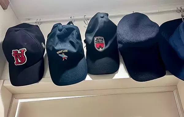 クローゼットがパンパン…　100均の「つっぱり棒」で激変した収納術【活用法3選】