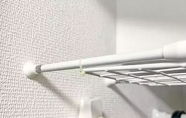 クローゼットがパンパン…　100均の「つっぱり棒」で激変した収納術【活用法3選】