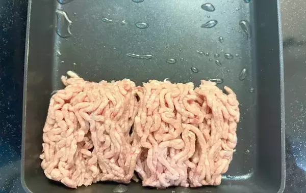 玉子焼き器にひき肉をドーン！　卵でくるくる巻いたら、子供が「これ大好き！」
