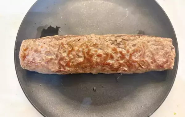 玉子焼き器にひき肉をドーン！　卵でくるくる巻いたら、子供が「これ大好き！」