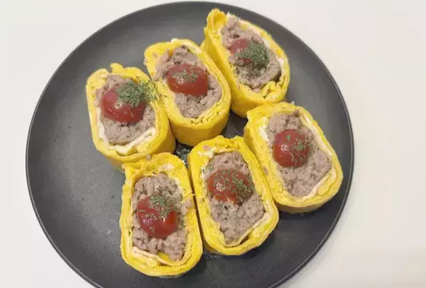 玉子焼き器にひき肉をドーン！　卵でくるくる巻いたら、子供が「これ大好き！」