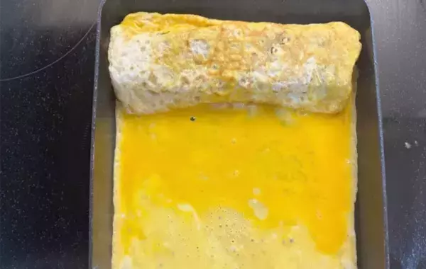 玉子焼き器にひき肉をドーン！　卵でくるくる巻いたら、子供が「これ大好き！」