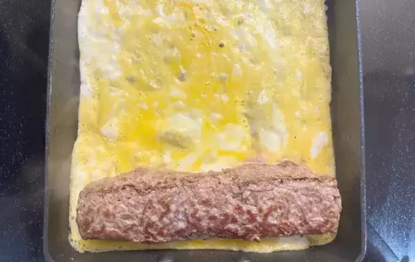 玉子焼き器にひき肉をドーン！　卵でくるくる巻いたら、子供が「これ大好き！」