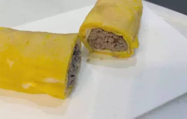 玉子焼き器にひき肉をドーン！　卵でくるくる巻いたら、子供が「これ大好き！」