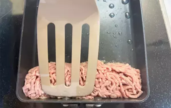 玉子焼き器にひき肉をドーン！　卵でくるくる巻いたら、子供が「これ大好き！」