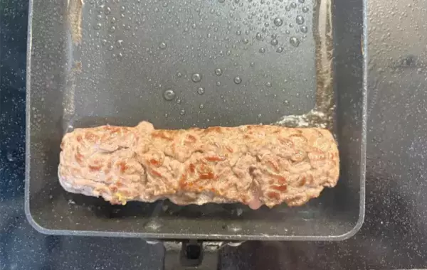 玉子焼き器にひき肉をドーン！　卵でくるくる巻いたら、子供が「これ大好き！」