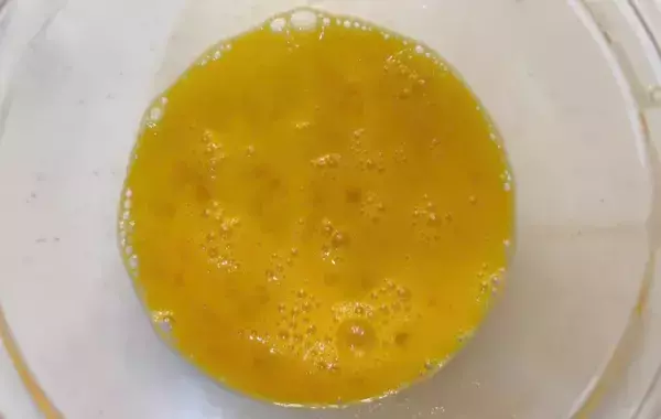 玉子焼き器にひき肉をドーン！　卵でくるくる巻いたら、子供が「これ大好き！」