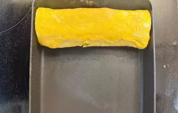 玉子焼き器にひき肉をドーン！　卵でくるくる巻いたら、子供が「これ大好き！」