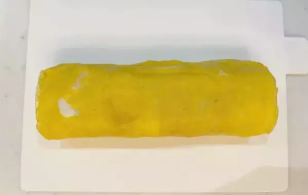 玉子焼き器にひき肉をドーン！　卵でくるくる巻いたら、子供が「これ大好き！」