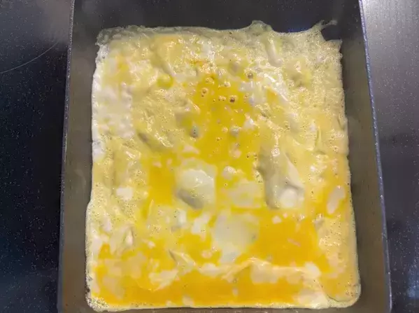 玉子焼き器にひき肉をドーン！　卵でくるくる巻いたら、子供が「これ大好き！」