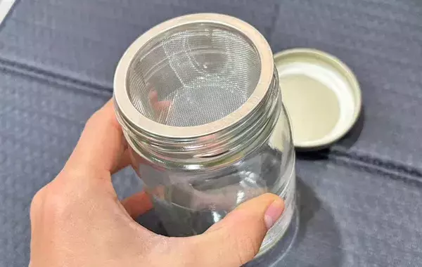 ガラス瓶と茶こしを組み合わせて…　できたグッズに「市販のよりいい」「洗いやすい」