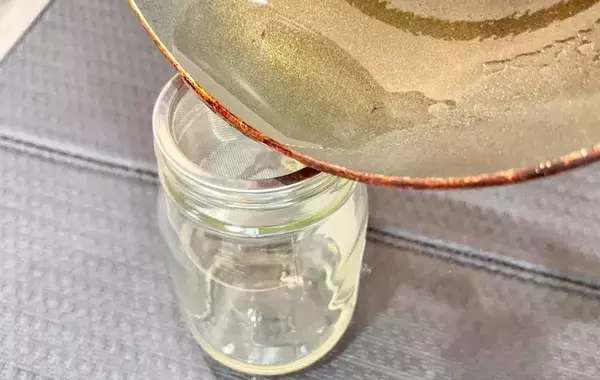 ガラス瓶と茶こしを組み合わせて…　できたグッズに「市販のよりいい」「洗いやすい」