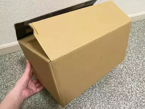 柄が邪魔なダンボールに　1か所切って『表裏を入れ替える』だけの収納アイディア