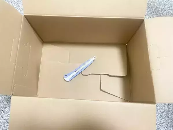 柄が邪魔なダンボールに　1か所切って『表裏を入れ替える』だけの収納アイディア