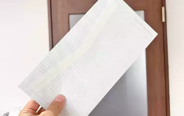 ハサミもカッターも必要なし！　封筒の開け方に「書類が傷つかない」「紙くずが散らばらない」