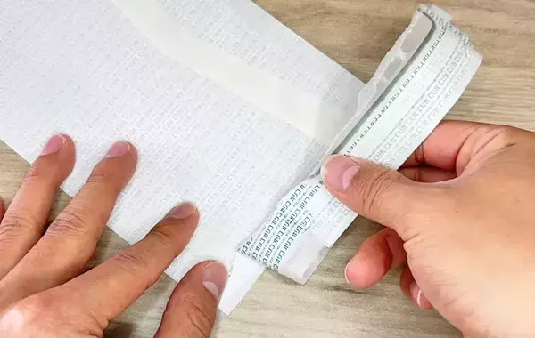 ハサミもカッターも必要なし！　封筒の開け方に「書類が傷つかない」「紙くずが散らばらない」