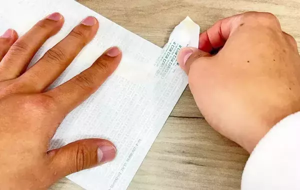 ハサミもカッターも必要なし！　封筒の開け方に「書類が傷つかない」「紙くずが散らばらない」