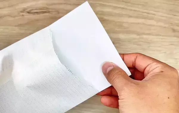 ハサミもカッターも必要なし！　封筒の開け方に「書類が傷つかない」「紙くずが散らばらない」