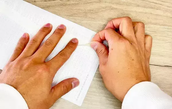 ハサミもカッターも必要なし！　封筒の開け方に「書類が傷つかない」「紙くずが散らばらない」