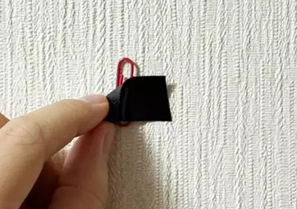 マスキングテープに『クリップ』をくっつけると？　壁を傷つけずカレンダーを飾る方法がこちら