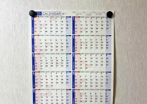 マスキングテープに『クリップ』をくっつけると？　壁を傷つけずカレンダーを飾る方法がこちら