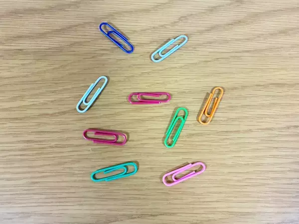 マスキングテープに『クリップ』をくっつけると？　壁を傷つけずカレンダーを飾る方法がこちら