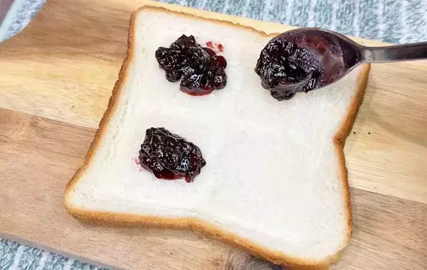 小さなサンドイッチが一気に作れた！　110円のグッズが「優秀」「弁当にピッタリ」