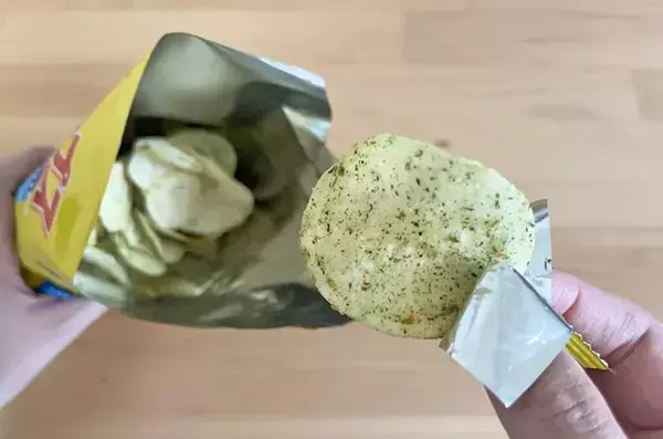 袋の角を切り落としたら…　手が汚れない『お菓子の食べ方』に「出先で助かる！」