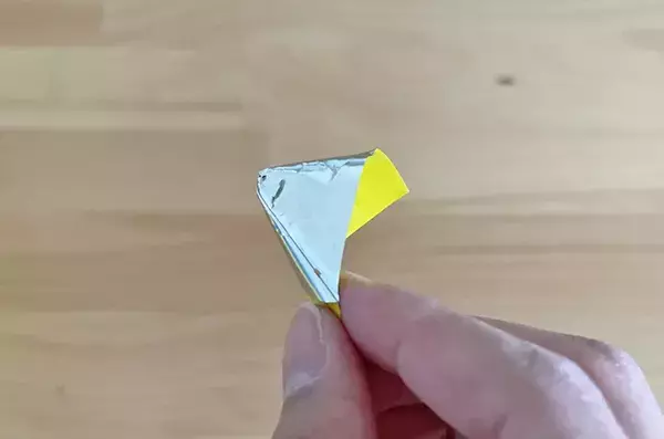 袋の角を切り落としたら…　手が汚れない『お菓子の食べ方』に「出先で助かる！」