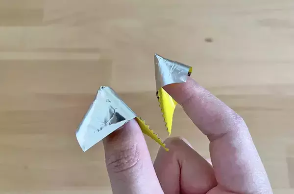 袋の角を切り落としたら…　手が汚れない『お菓子の食べ方』に「出先で助かる！」