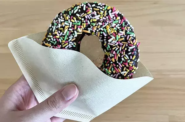 袋の角を切り落としたら…　手が汚れない『お菓子の食べ方』に「出先で助かる！」