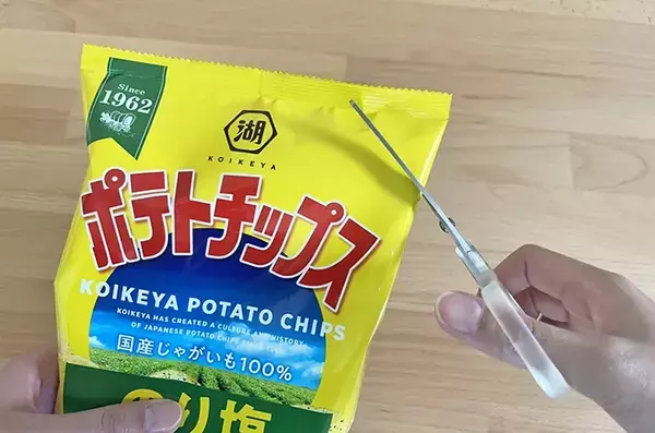 袋の角を切り落としたら…　手が汚れない『お菓子の食べ方』に「出先で助かる！」