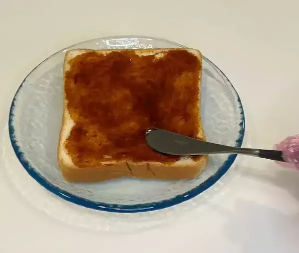 砂糖大さじ2杯で大変身！　レンジで完成する「パリッと割れる」食パンの作り方