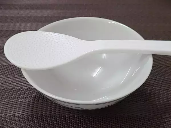 泡をかけて1時間放置　ラップで包むしゃもじの復活術に「ご飯がきれいに盛れる」