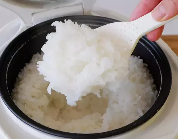 泡をかけて1時間放置　ラップで包むしゃもじの復活術に「ご飯がきれいに盛れる」