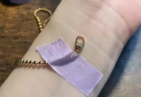 逃げる金具もピタッと固定　ブレスレットを楽につける『文房具』の活用法