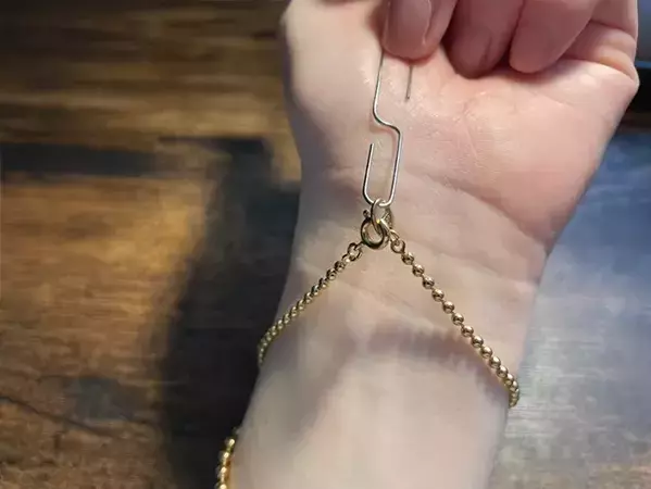 逃げる金具もピタッと固定　ブレスレットを楽につける『文房具』の活用法