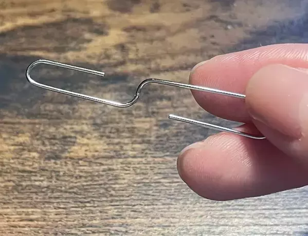 逃げる金具もピタッと固定　ブレスレットを楽につける『文房具』の活用法