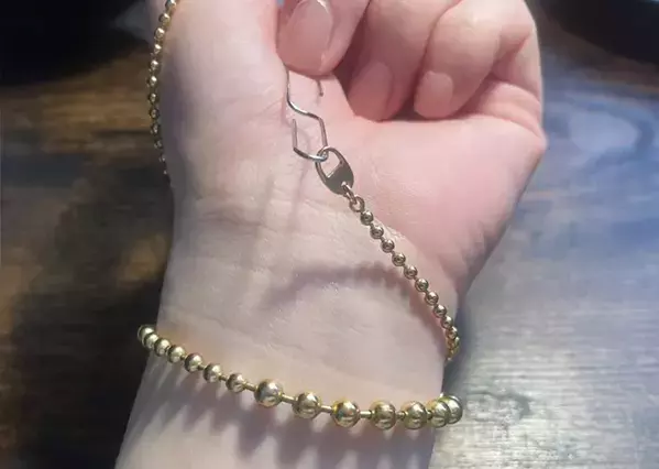 逃げる金具もピタッと固定　ブレスレットを楽につける『文房具』の活用法