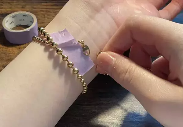 逃げる金具もピタッと固定　ブレスレットを楽につける『文房具』の活用法