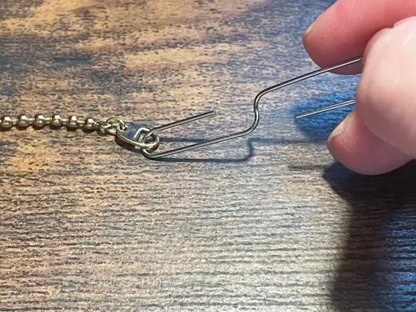 逃げる金具もピタッと固定　ブレスレットを楽につける『文房具』の活用法