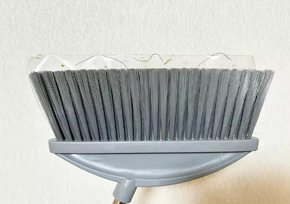 「玄関掃除をパパッと終わらせたい」を叶える裏ワザ　ホウキの毛先に貼ったのが…「発案者に拍手！」